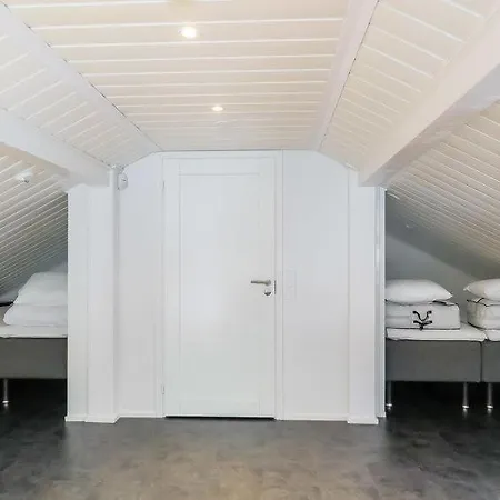 Sleeps 8 *